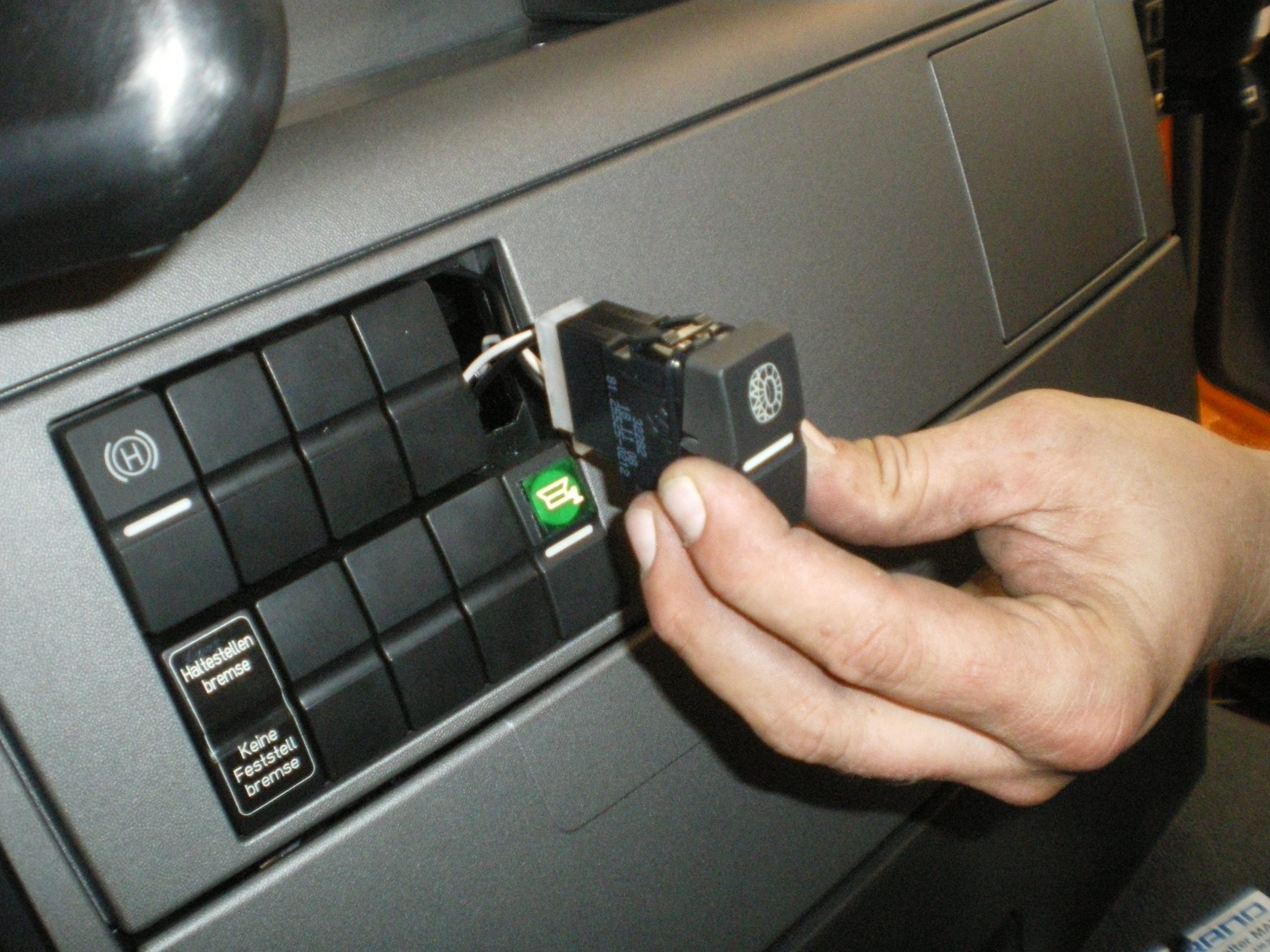 fahrzeugspezifischen Schalter einsetzen