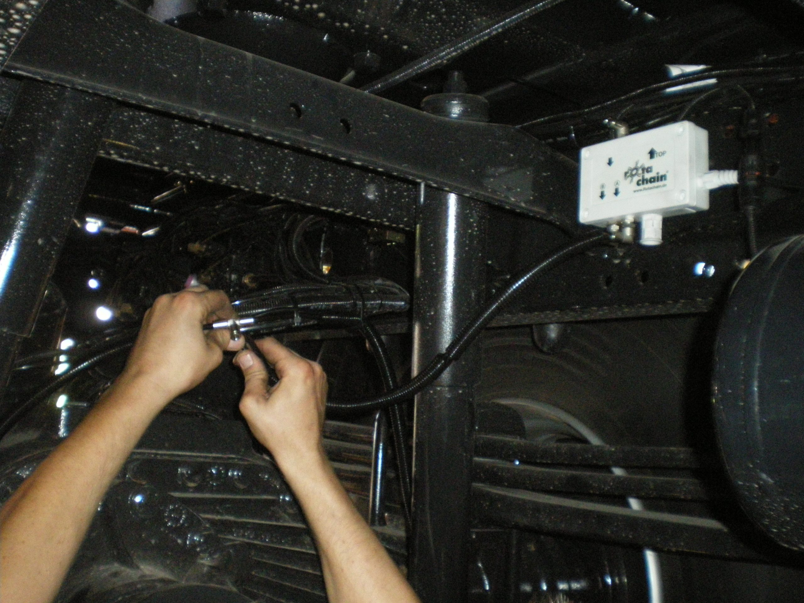 Von den Antriebseinheiten werden die Luftleitungen zum Steuerventil verlegt